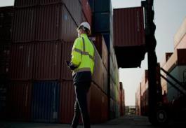 酒采納中國廣東廣州國際物流運抵美國新奧爾